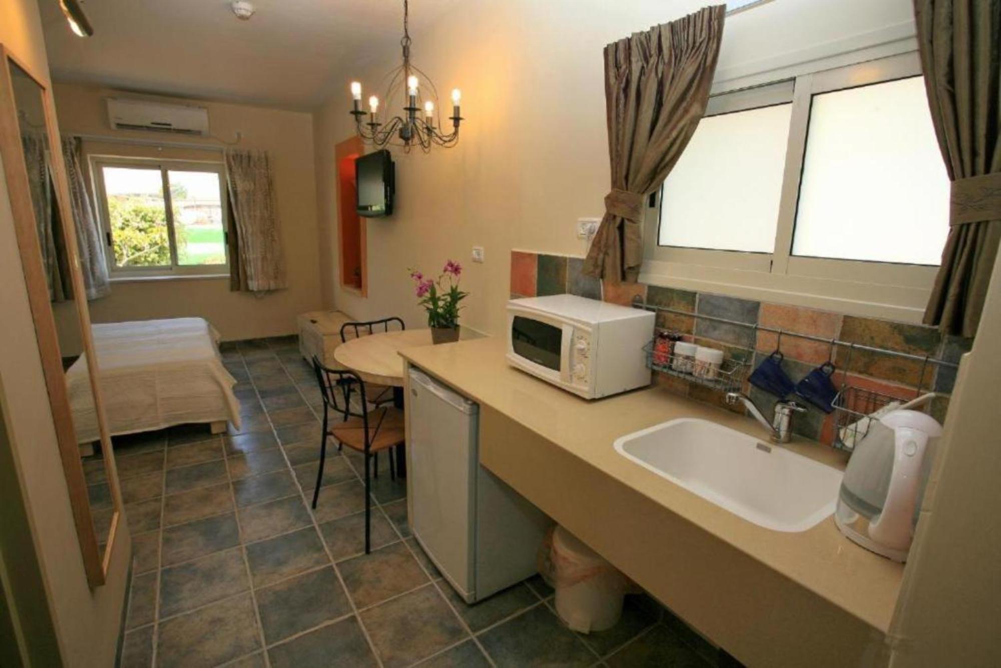 Shaar Hagolan Kibbutz Country Lodging ภายนอก รูปภาพ