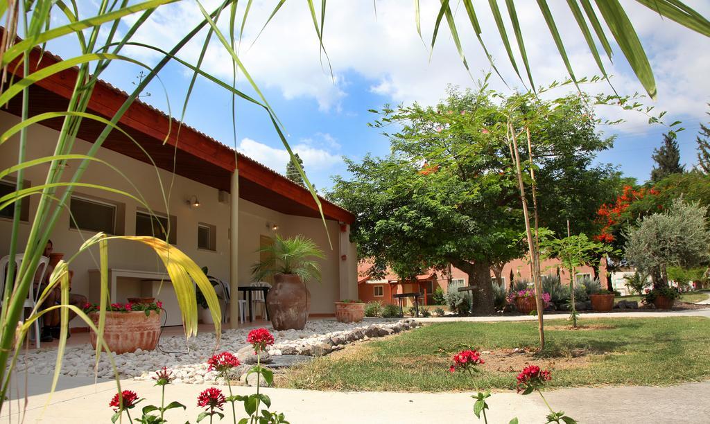 Shaar Hagolan Kibbutz Country Lodging ภายนอก รูปภาพ