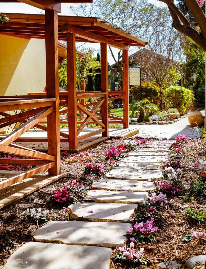 Shaar Hagolan Kibbutz Country Lodging ภายนอก รูปภาพ